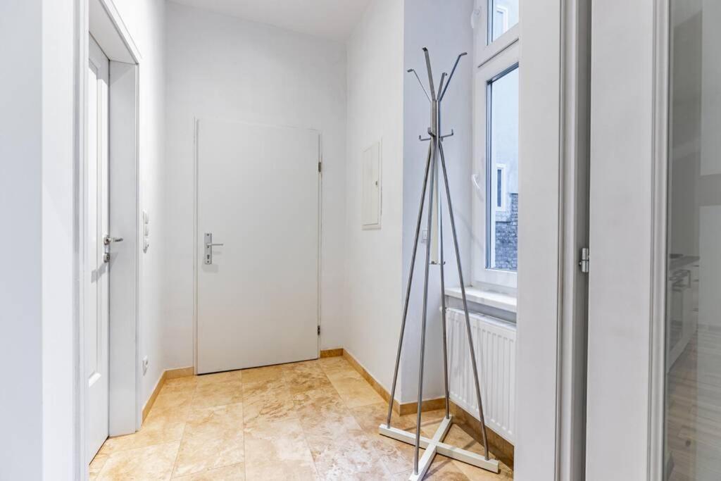 Modern Apartment Next To Subway Station Vienna Esterno foto