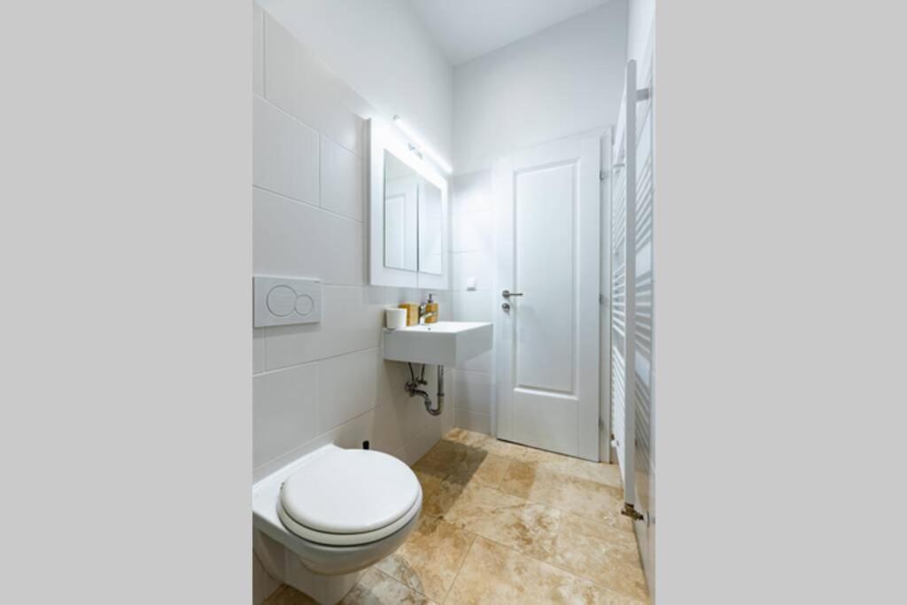 Modern Apartment Next To Subway Station Vienna Esterno foto
